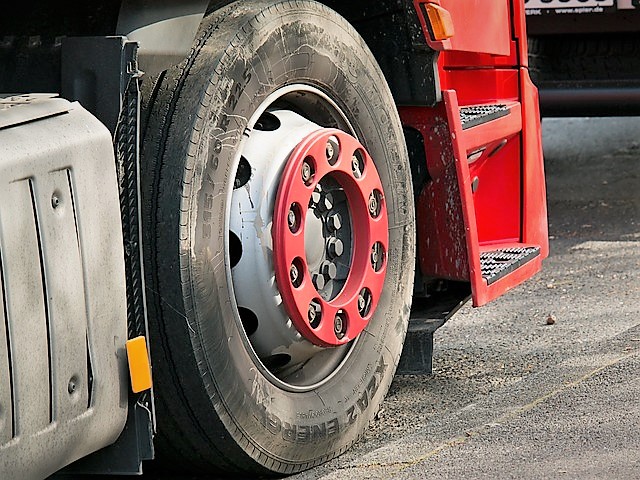 autocarro-camion-ruota