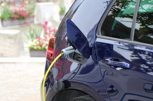 auto-elettrica-in-carica